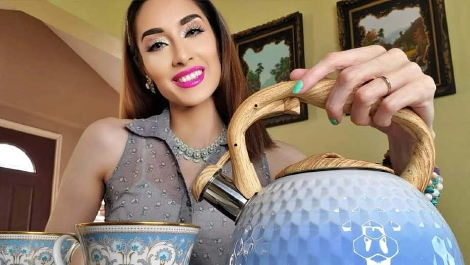 Maria De Jesus Berry making tea | Home decor influencers