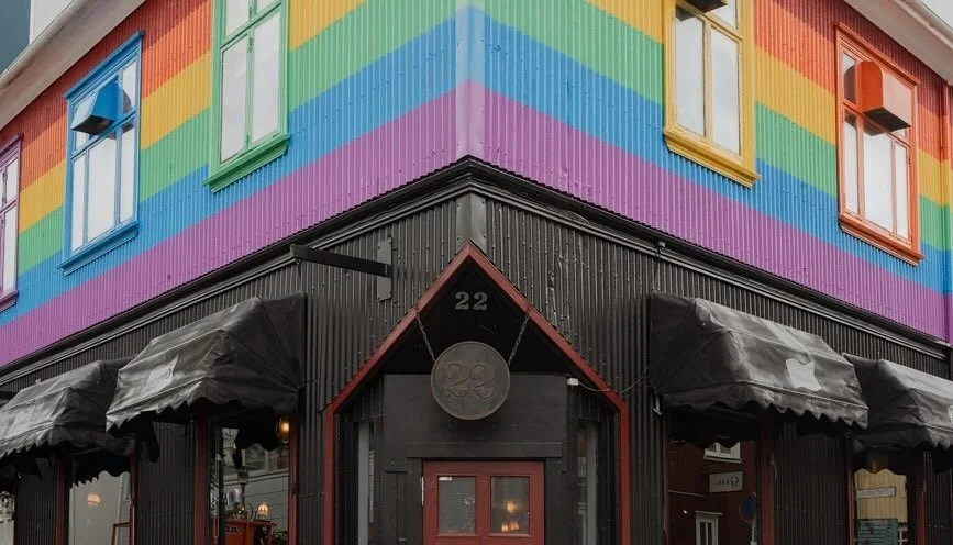 Inngangu 22 Bar á Laugavegi í Reykjavík fyrir neðan regnbogalitina á Kíki gay bar.