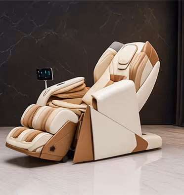 Silla de masaje moderna en tonos beige y marrón con reposapiés extendido y pantalla táctil.
