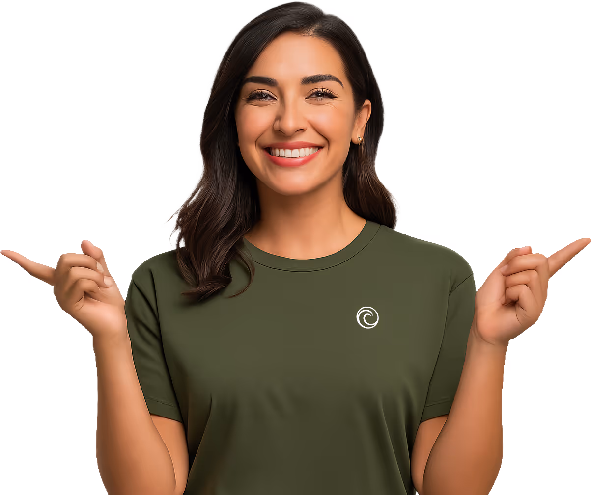 Mujer sonriente con cabello castaño oscuro y camiseta verde oliva señalando hacia ambos lados.