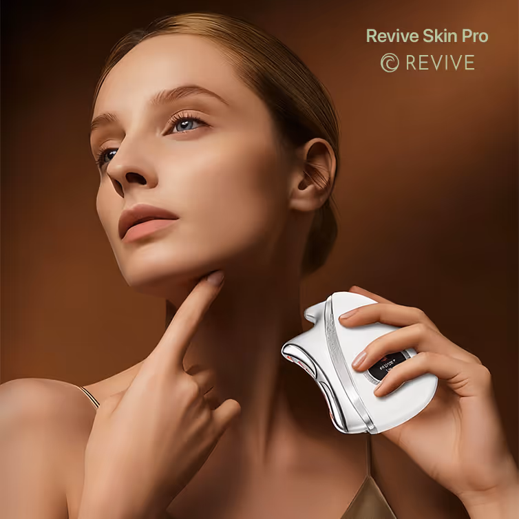 Mujer aplicándose un dispositivo facial blanco para el cuidado de la piel bajo la línea de la mandíbula, con fondo marrón y texto 'Revive Skin Pro'.