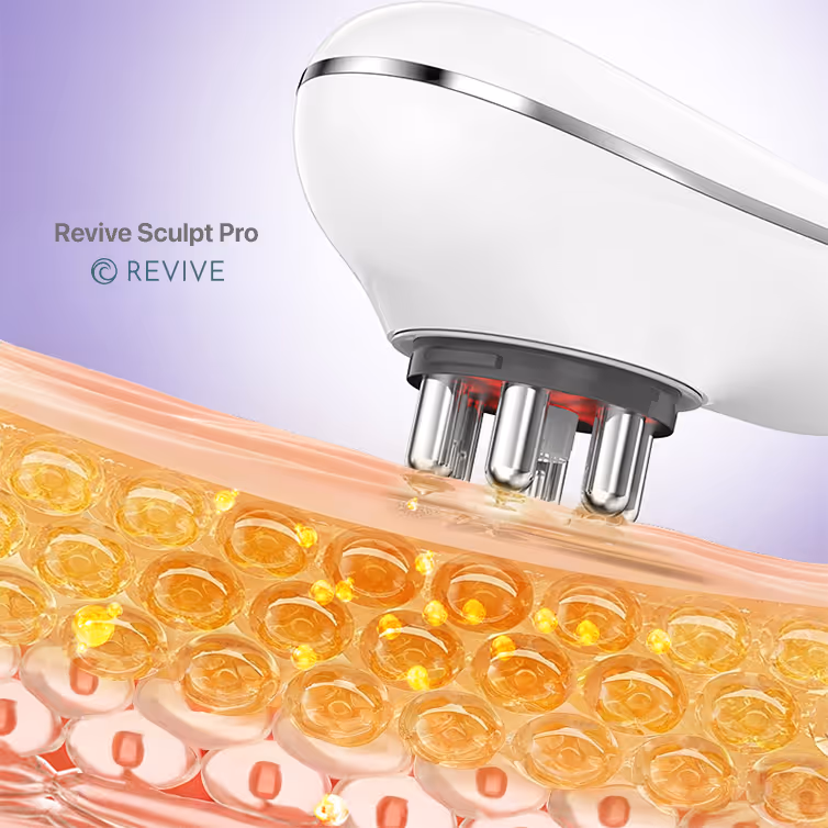 Dispositivo facial blanco Revive Sculpt Pro aplicándose sobre una piel con capas de células visibles en tonos naranjas y rojos.