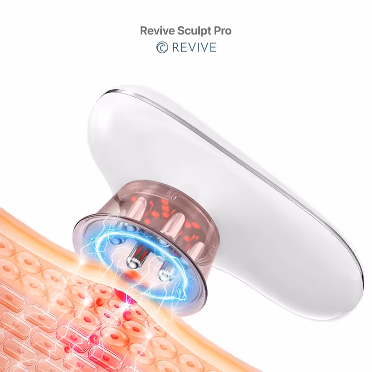 Dispositivo Revive Sculpt Pro aplicando terapia de luz y microcorriente en la piel.