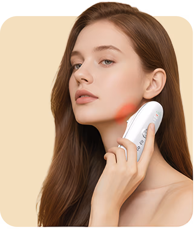 Mujer usando un dispositivo de cuidado facial blanco en la mandíbula con un área iluminada en rojo que indica tratamiento de piel.