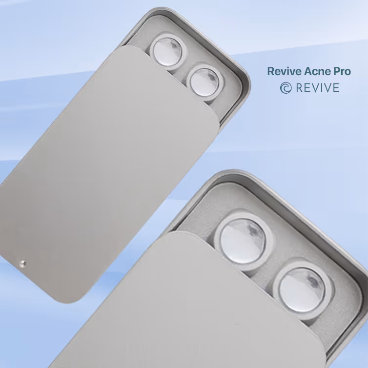 Dispositivos Revive Acne Pro de color gris con dos lentes en un fondo azul claro.