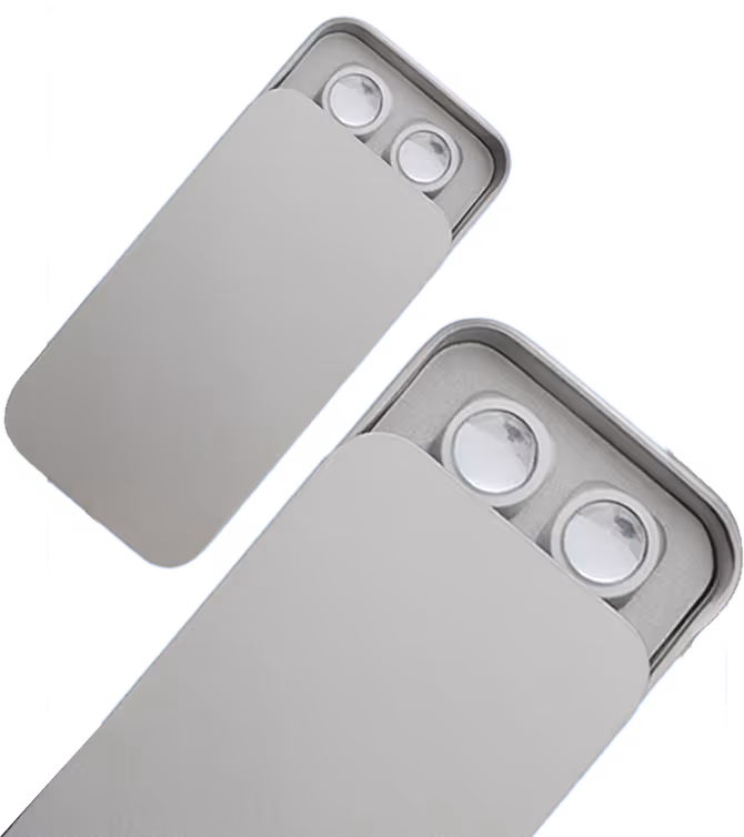 Dos estuches grises para lentes de contacto con sus tapas parcialmente abiertas mostrando lentes redondas transparentes adentro.