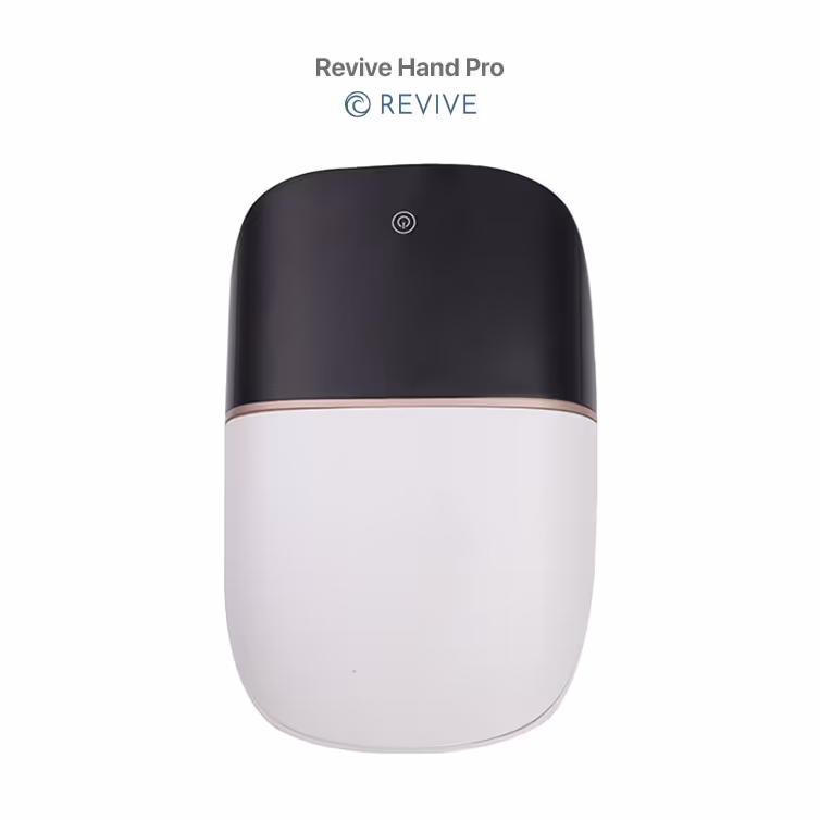 Dispositivo Revive Hand Pro en negro y blanco para terapia de manos.