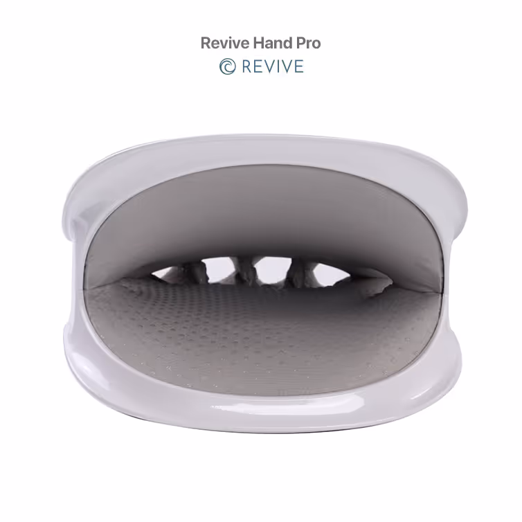 Dispositivo Revive Hand Pro blanco con interior acolchado gris para terapia de manos.