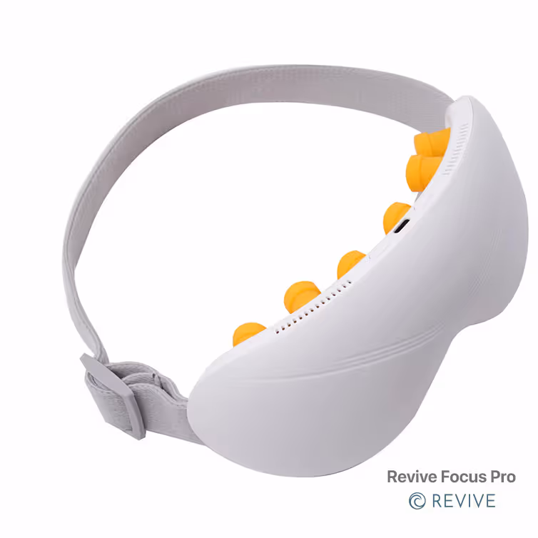 Dispositivo de terapia para la cabeza Revive Focus Pro en blanco con puntas amarillas y banda ajustable.