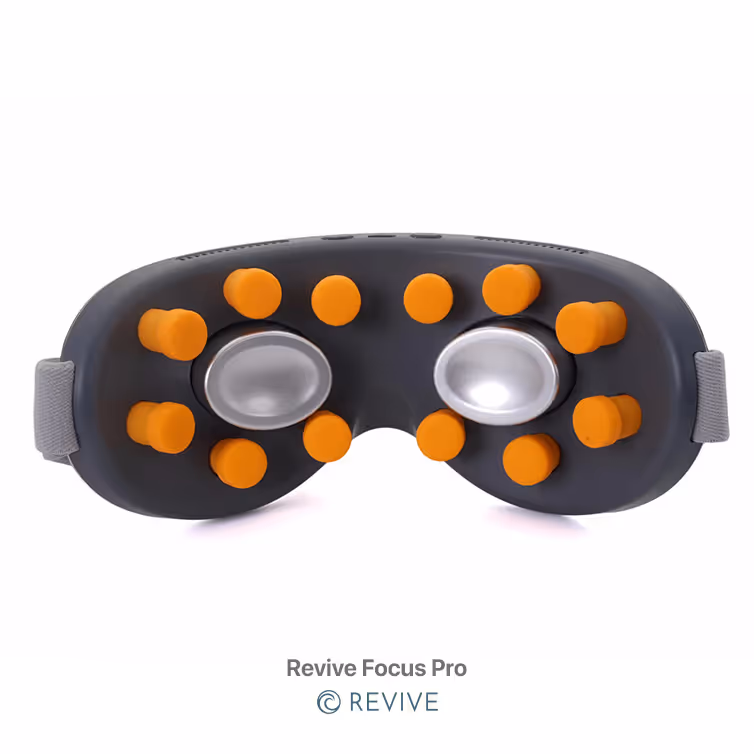 Dispositivo negro Revive Focus Pro con múltiples nodos de masaje naranja y dos áreas metálicas para los ojos.
