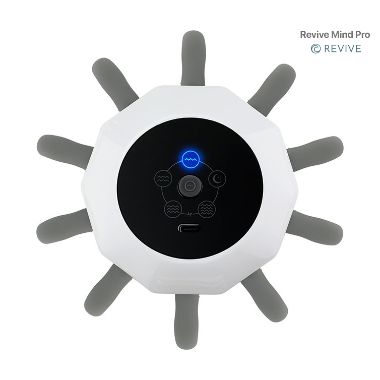 Dispositivo Revive Mind Pro blanco con asas grises y un panel negro central con botones iluminados y puerto de carga USB-C.