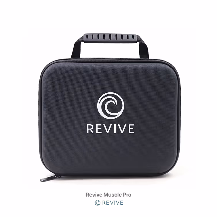Bolsa negra compacta con asa y el logo de Revive en blanco en el centro.