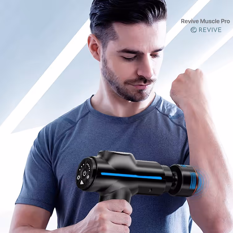 Hombre con camiseta gris usando un masajeador de percusión en el antebrazo.