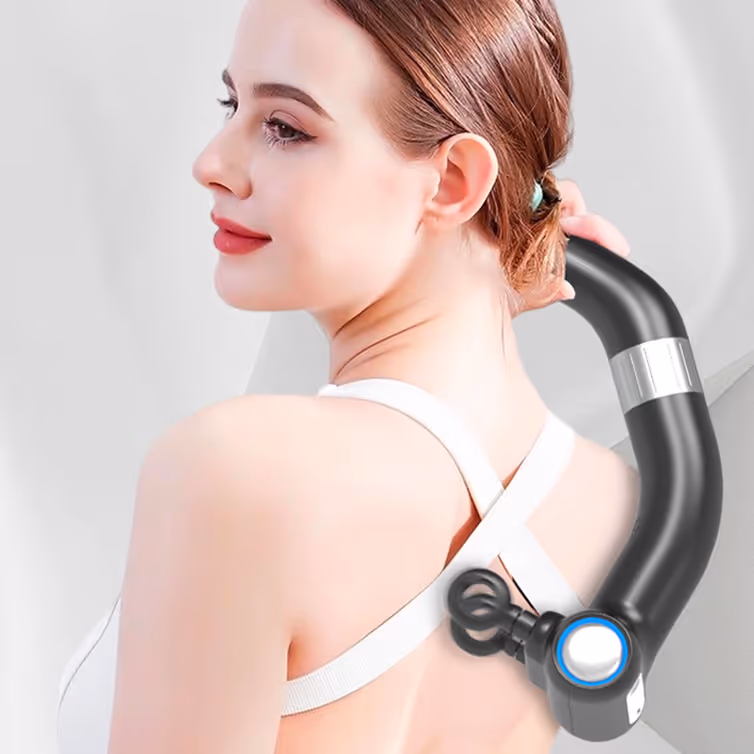 Mujer usando un masajeador negro eléctrico en el cuello y hombro.