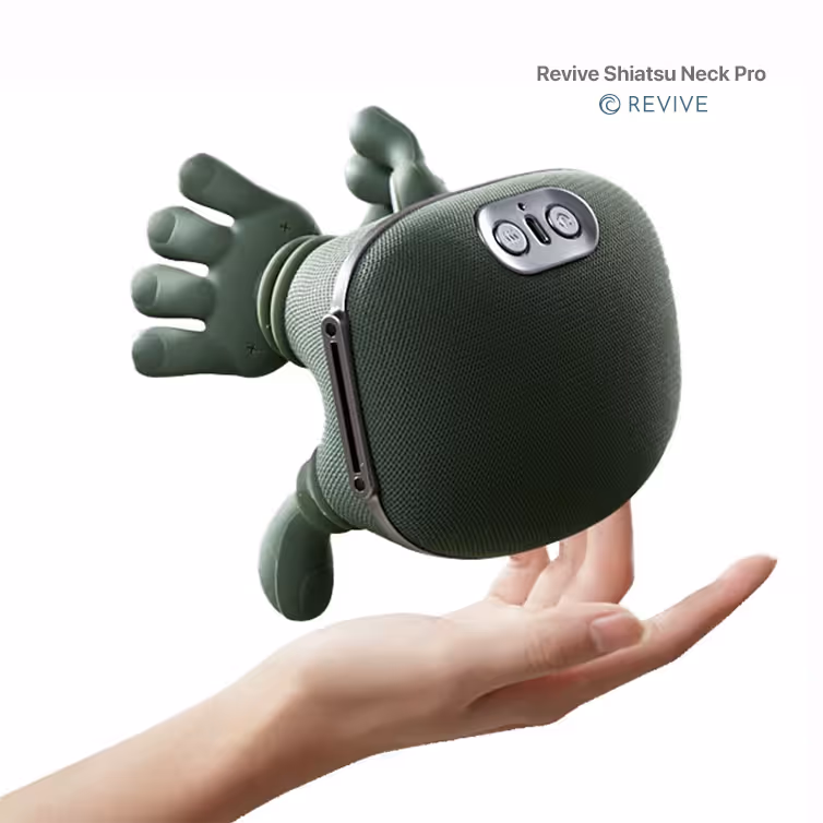 Dispositivo masajeador shiatsu Revive Shiatsu Neck Pro verde suspendido sobre una mano abierta.