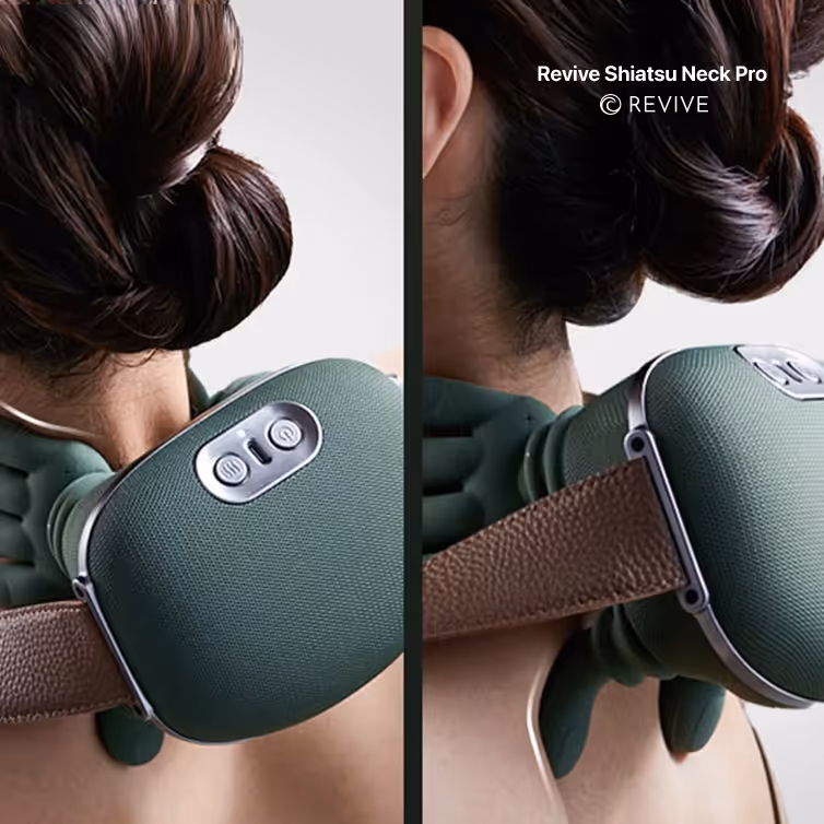 Dispositivo de masaje Revive Shiatsu Neck Pro en la parte posterior del cuello de una persona con cabello recogido.
