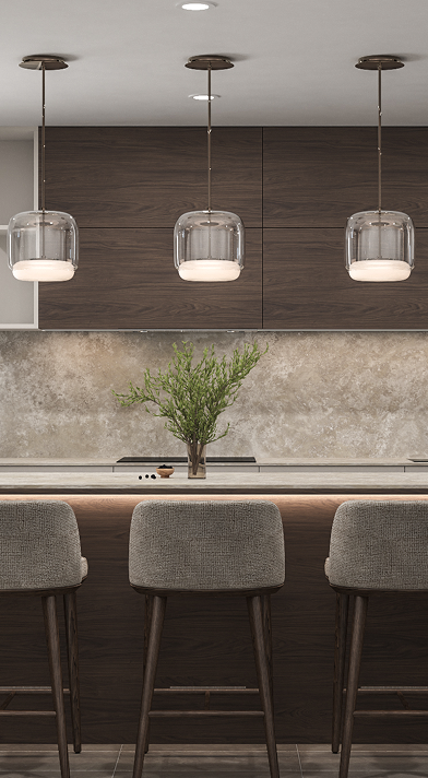 Cocina moderna con barra, tres sillas, luces colgantes y un jarrón con ramas verdes.