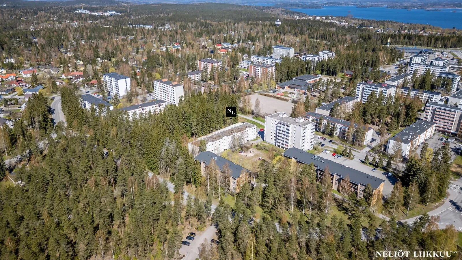 Ilmakuva Lahden asuinalueesta, jossa kerrostalot sijaitsevat mäntymetsän ympäröimänä metsäisessä ympäristössä.
