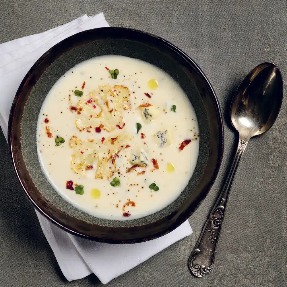 Velouté van bloemkool met Saint Herbleu in een diep bord