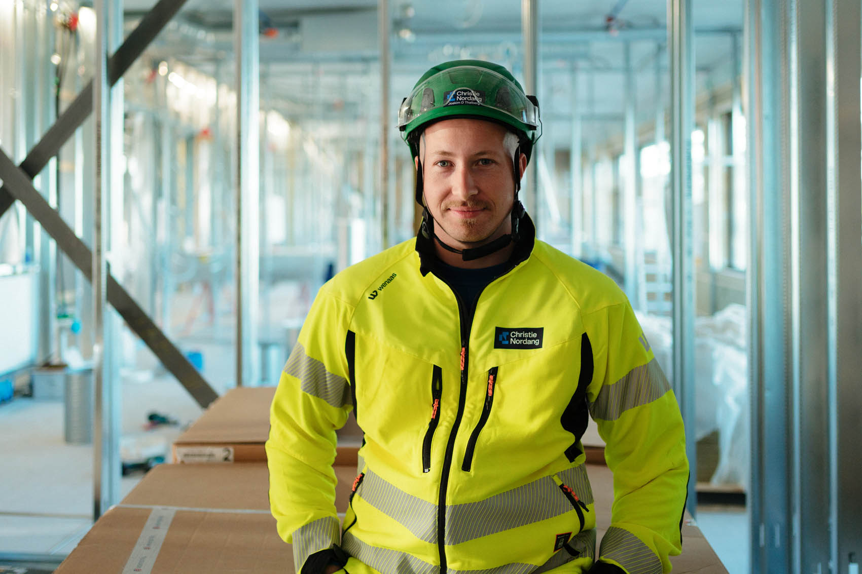 Ansatt i arbeid ute på bygningsplass.