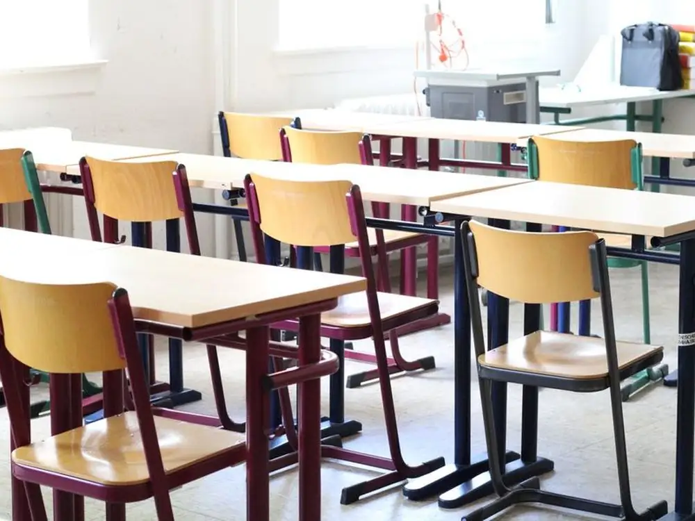 Aula scolastica con banchi e sedie, pronta per la lezione