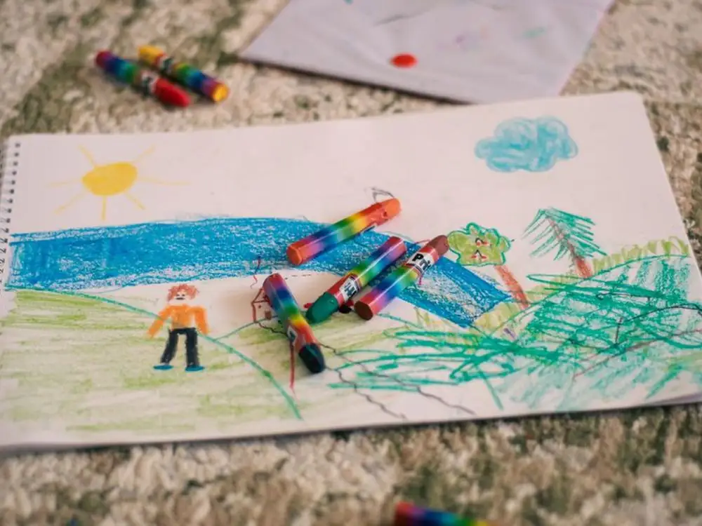 Disegno a pastelli di un paesaggio fatto da un bambino
