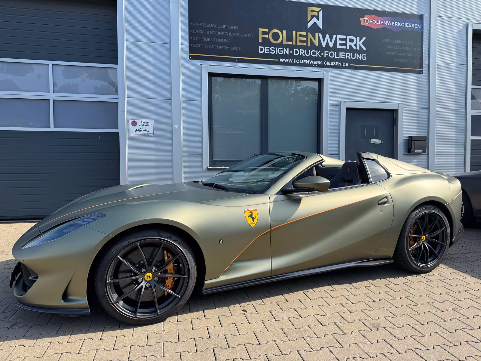 Ferrari 812 GTS in Mattgrün mit Lackschutzfolie vor dem Folienwerk Gießen