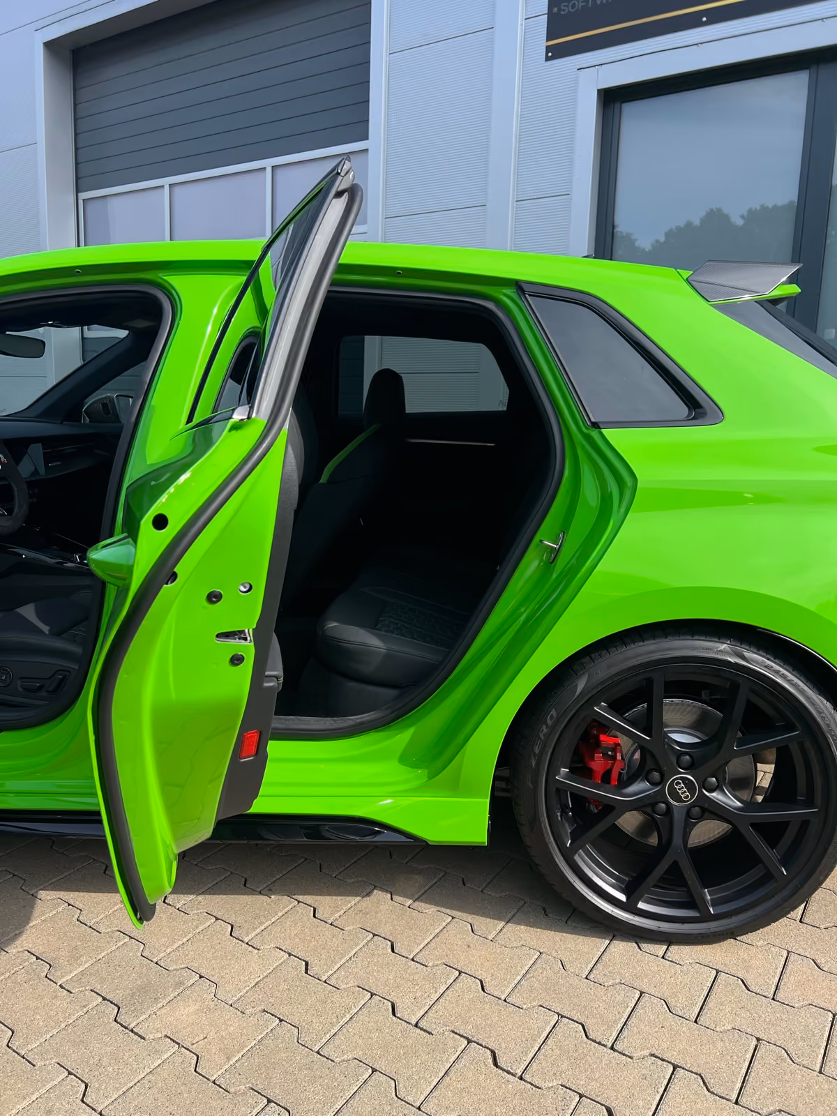 Audi RS3 Sportback in Grün vollfoliert, geöffnete Tür zeigt folierte Türeinstiege