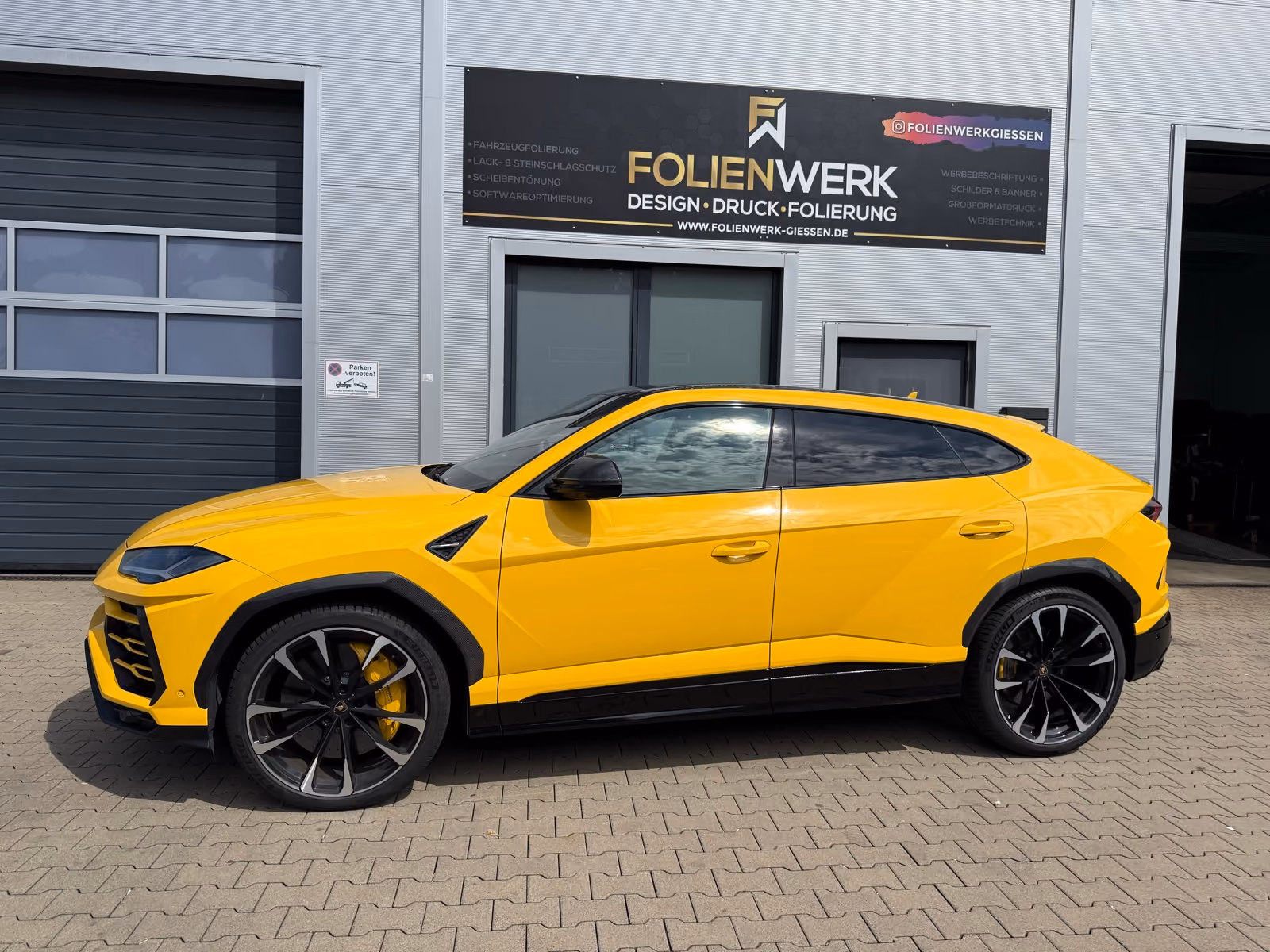 Gelber Lamborghini Urus mit Lackschutzfolie vor dem Folienwerk Gießen