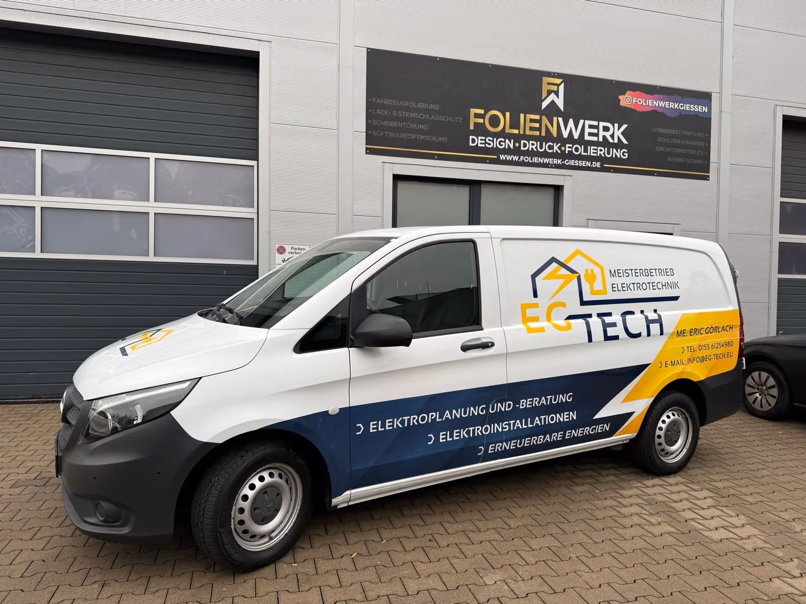 Mercedes Vito Transporter mit Werbebeschriftung eines Elektrotechnik-Betriebs vor dem Folienwerk Gießen