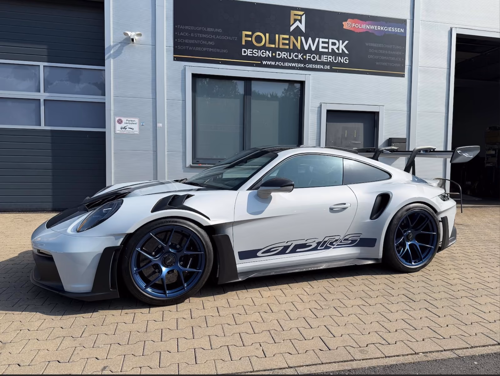 Porsche 911 GT3 RS mit Rost-Design-Folierung, Frontansicht in der Werkstatt