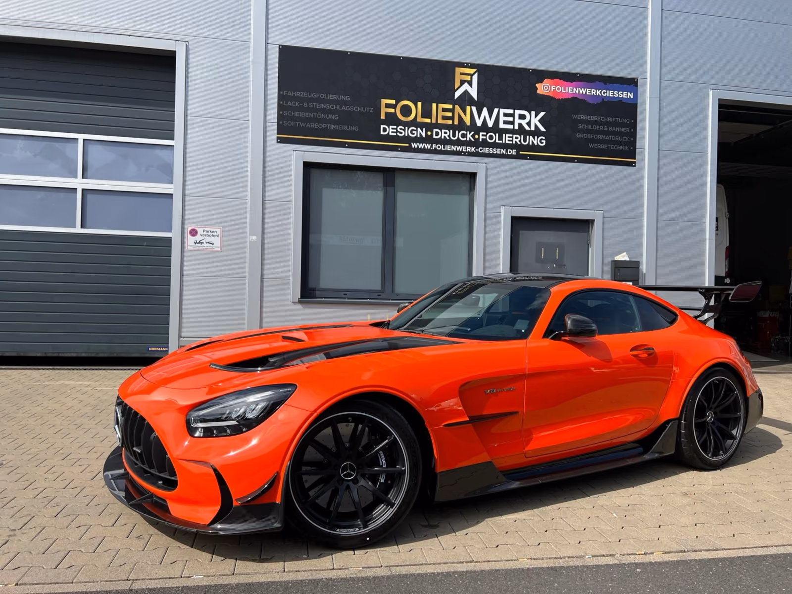 Oranger Mercedes-AMG GT Black Series vor dem Folienwerk Gießen