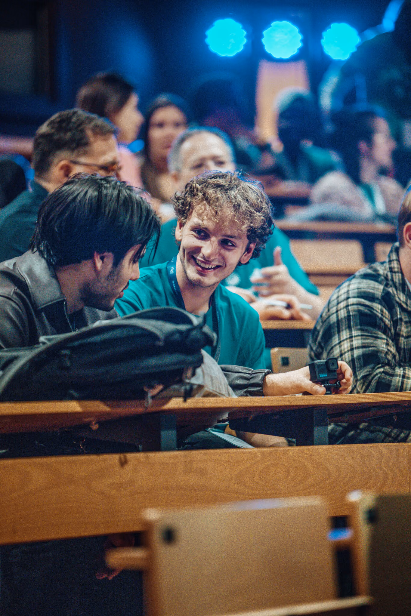 Un homme souriant tenant un microphone lors d'un événement Startup Weekend Strasbourg.
