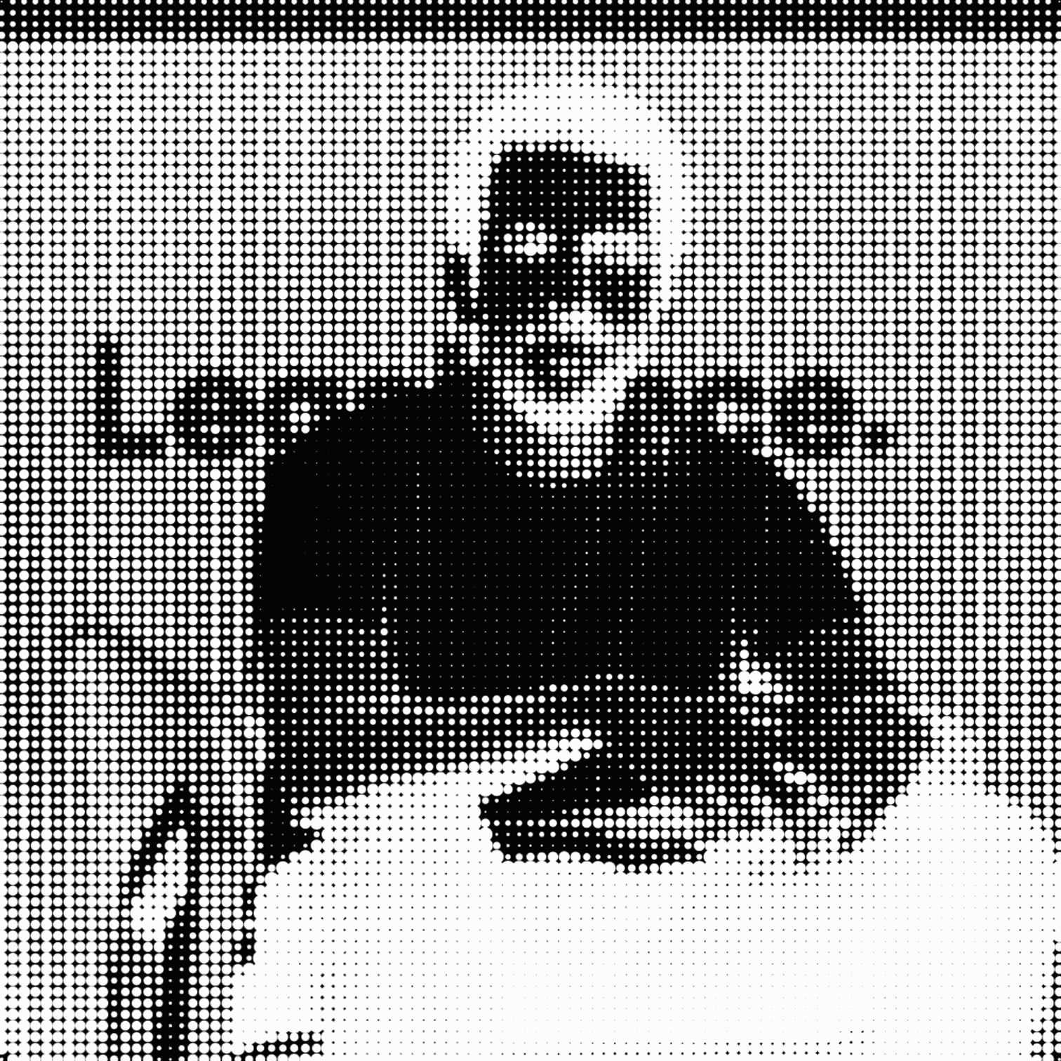 Portrait en demi-teinte d'un homme assis à une table, avec un fond comportant un texte flou.