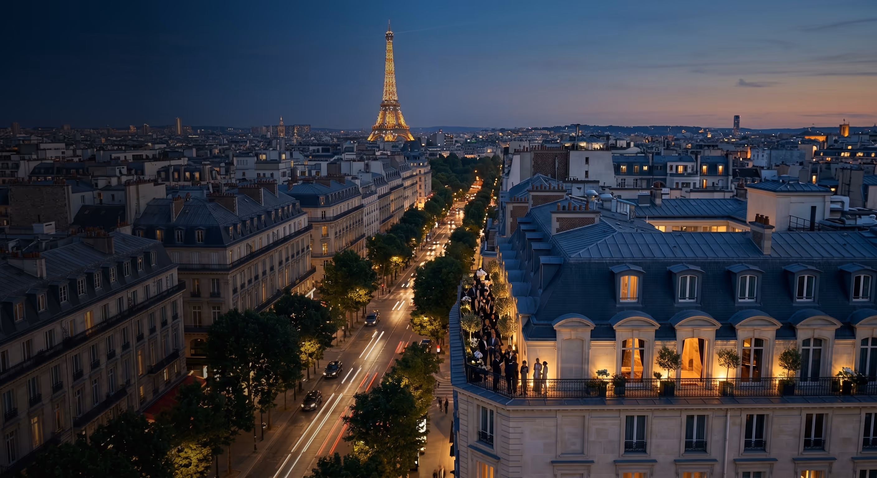 Vue nocturne de la Tour Eiffel illuminée et une avenue parisienne animée avec des bâtiments classiques.