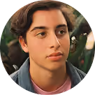 Jeune homme aux cheveux bruns, regardant à gauche avec un fond flou de feuillage vert.