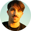 Portrait d'homme jeune avec moustache et cheveux bruns au soleil.