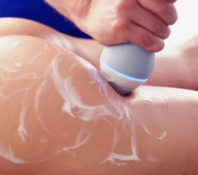 BTL EMTONE applikator appliceras mot gluteal region för behandling av celluliter och slapp hud.