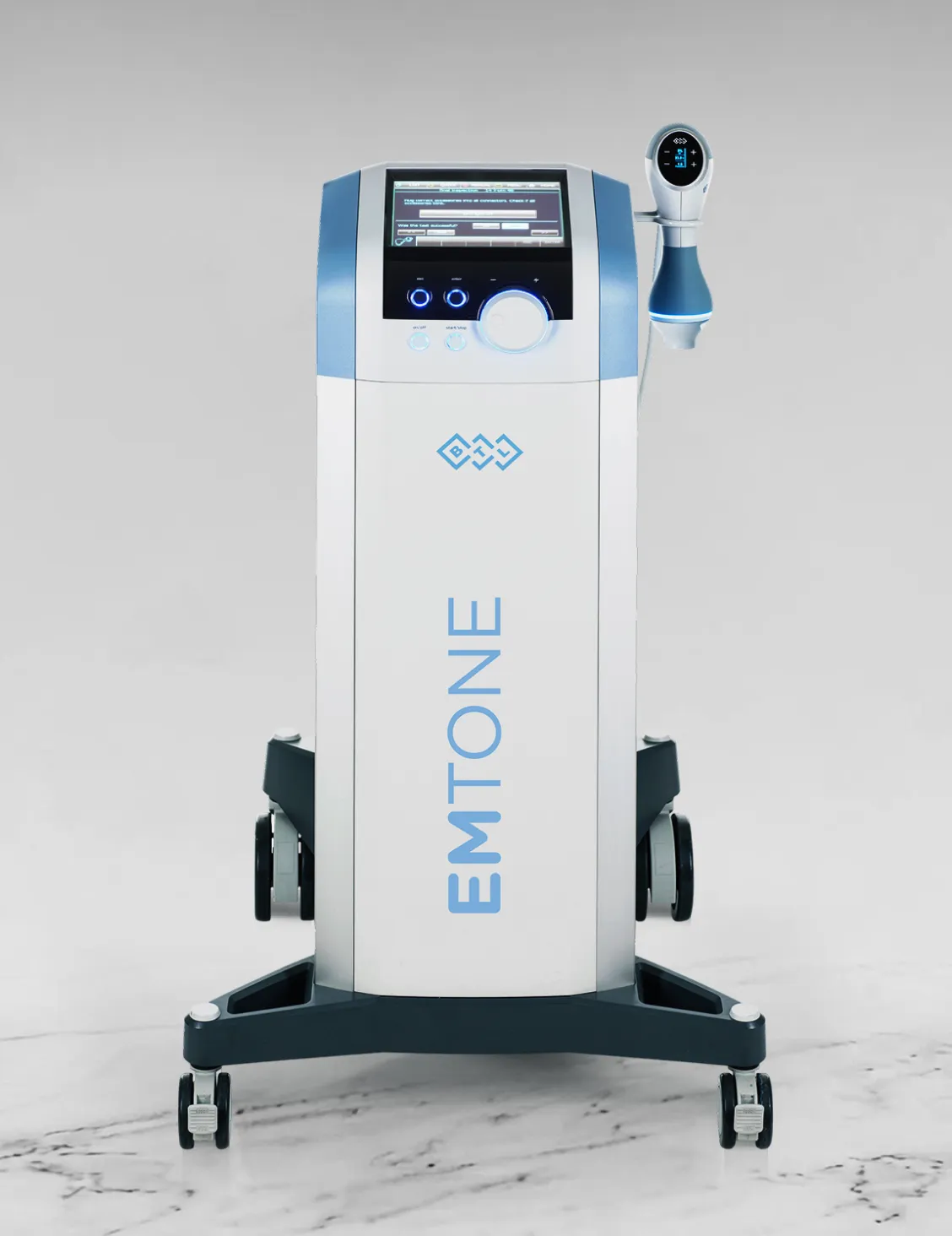 BTL EMTONE-enhet i vit och blå design på hjul, visar applikator för behandling av celluliter.