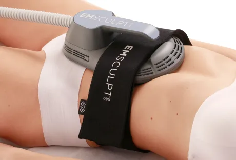 Emsculpt NEO-behandlingshuvud appliceras på kvinnlig patient för muskelstimulering med BTL medicinteknisk utrustning.