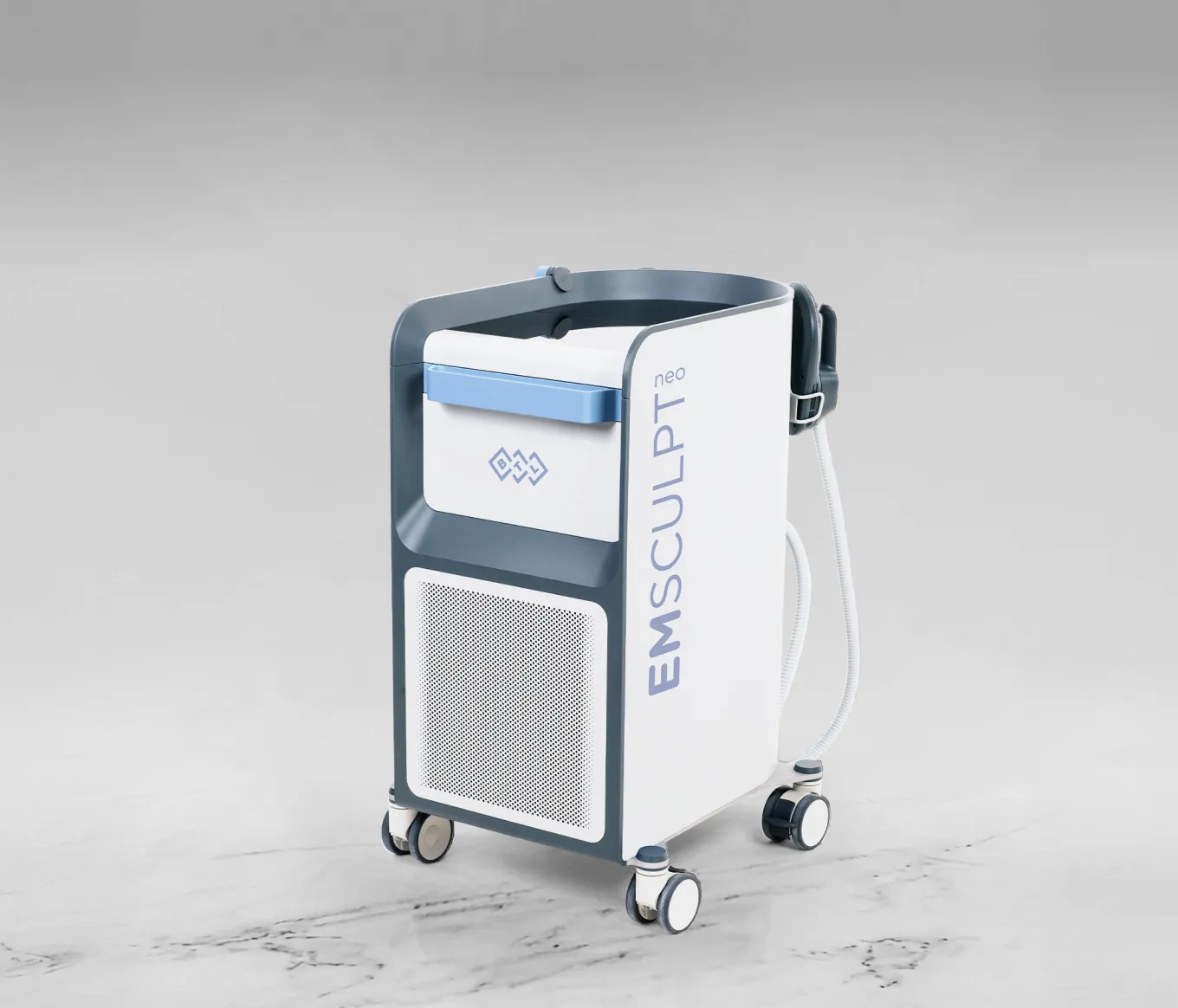 BTL Emsculpt Neo-behandlingsenhet med vit och grå design på hjul, frontvy.