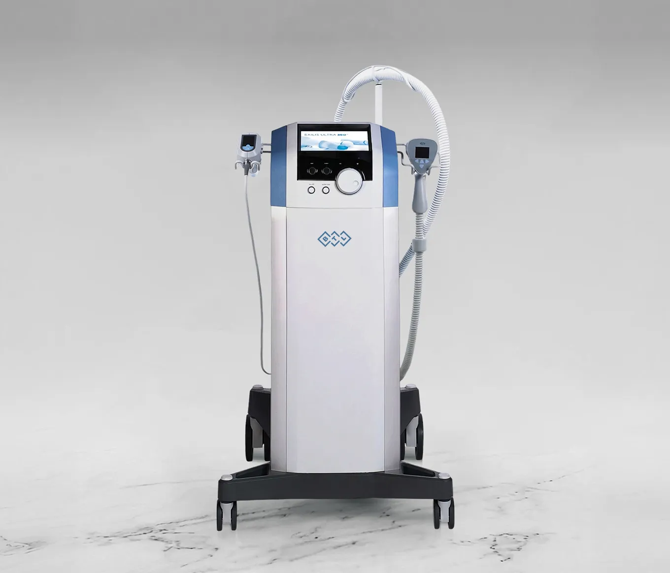 BTL Exilis Ultra 360-enhet med behandlingshandstycken och display på hjuld ställning.