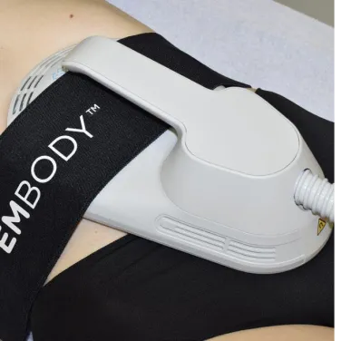 BTL EMBODY-applikator med vit handtag hålls mot patient under HIFEM-behandling.