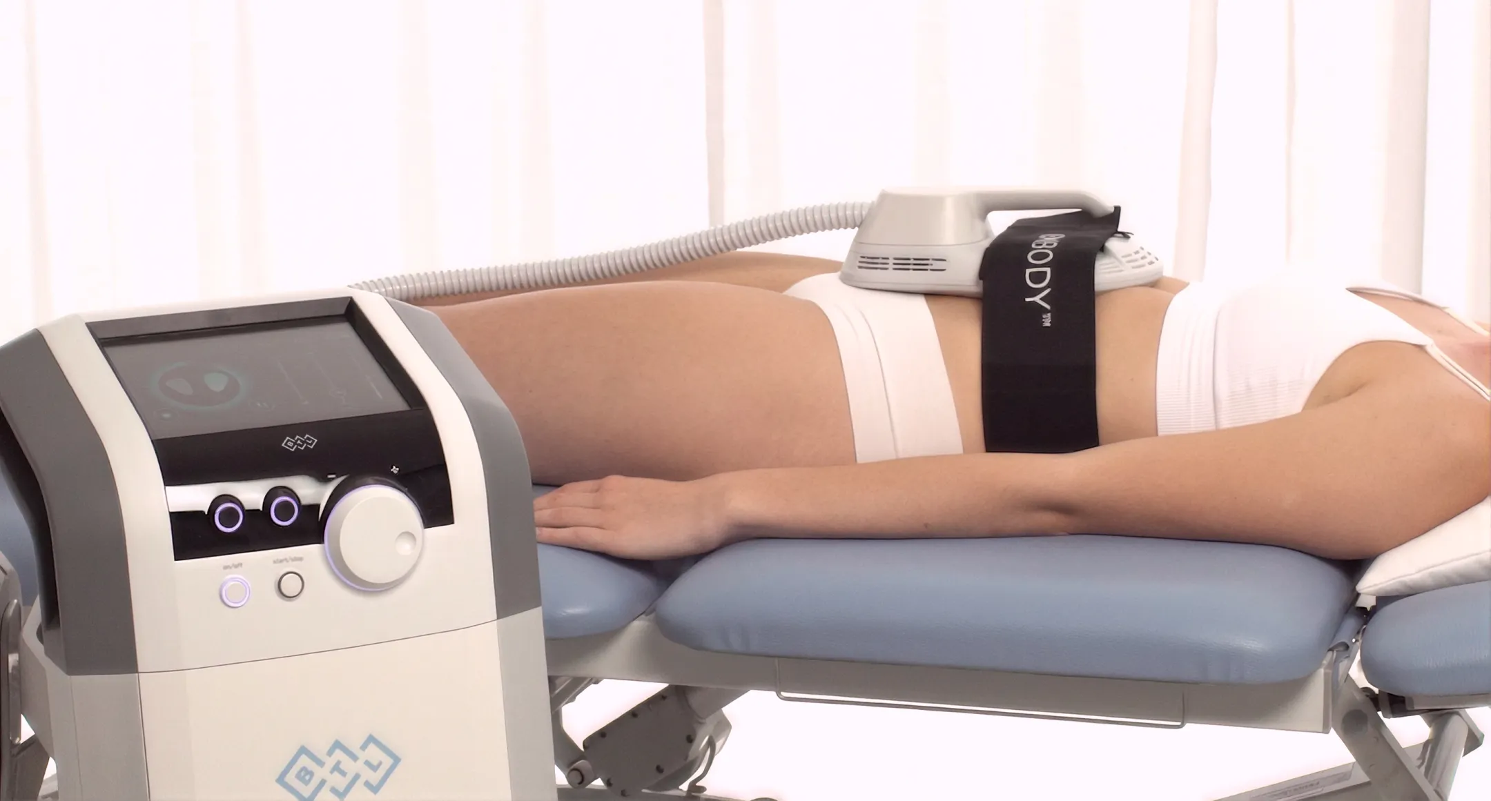 Patient undergår behandling med BTL EMBODY-enhet utrustad med HIFEM-teknik applicerad på abdominalregionen.