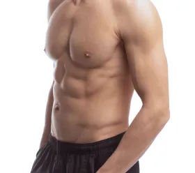 Man med definierad abdominal muskulatur som demonstrerar resultat från BTL EMBODY-behandling med HIFEM-teknik.