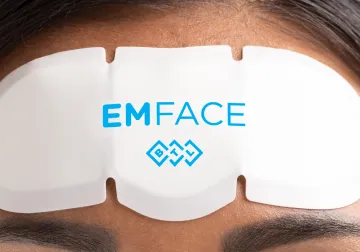 BTL EMFACE-applikator placerad på ansiktet för nålfri ansiktsbehandling med Synchronized RF och HIFES-teknik.