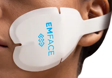 BTL EMFACE-applikator i vita engångspads positionerad på patients ansikte för nålfri ansiktsbehandling.