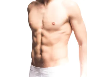 Man med definierad buksculptur efter BTL EMSCULPT-behandling som visar muskeluppbyggnad och fettreduktion.