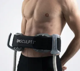 BTL EMSCULPT NEO-applikator placerad på mannens bål för kroppsformningsbehandling (kroppsformning).