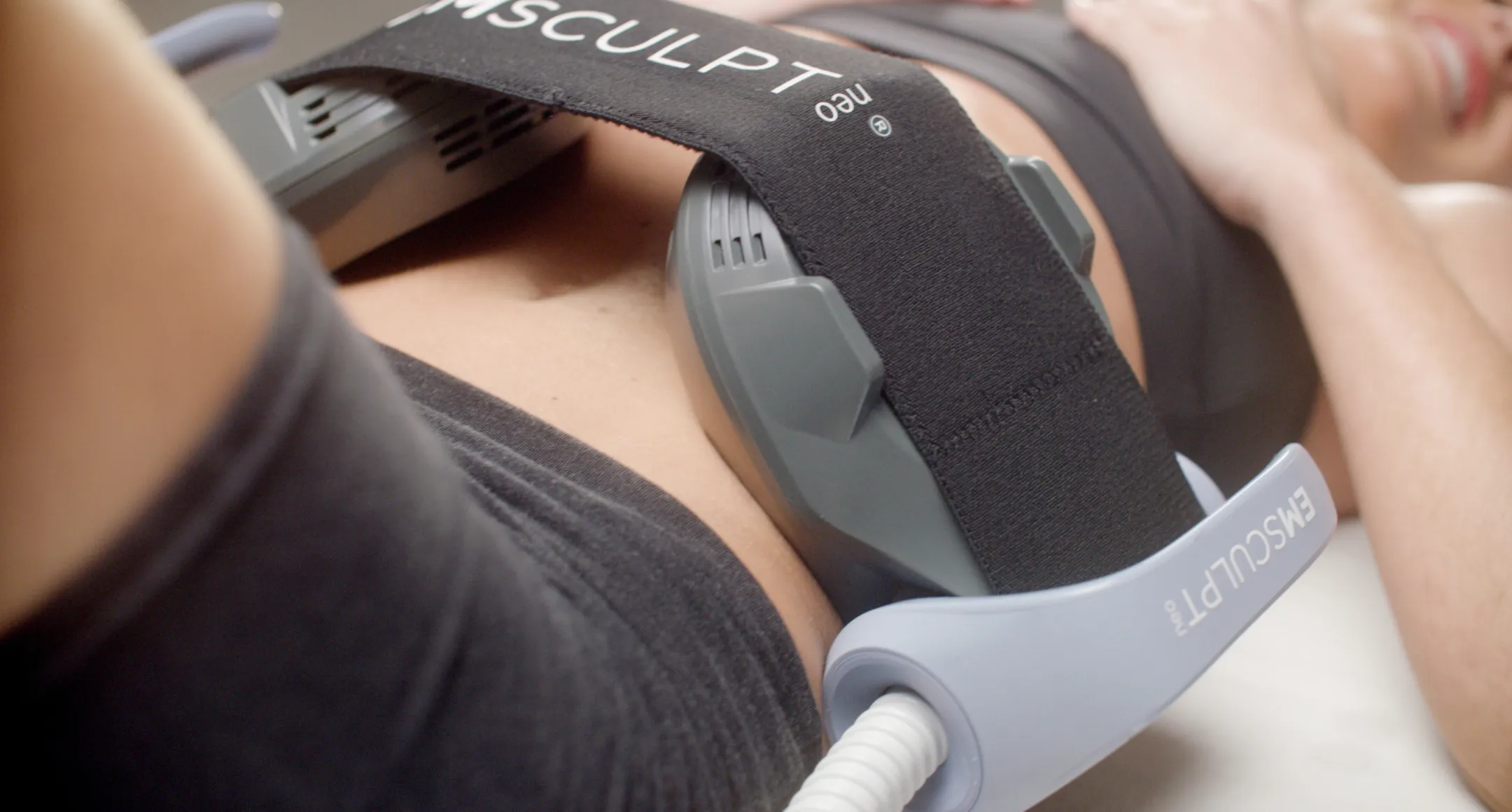 BTL EMSCULPT NEO-applikator appliceras på patientens mage under kroppsformningsbehandling (kroppsformning).
